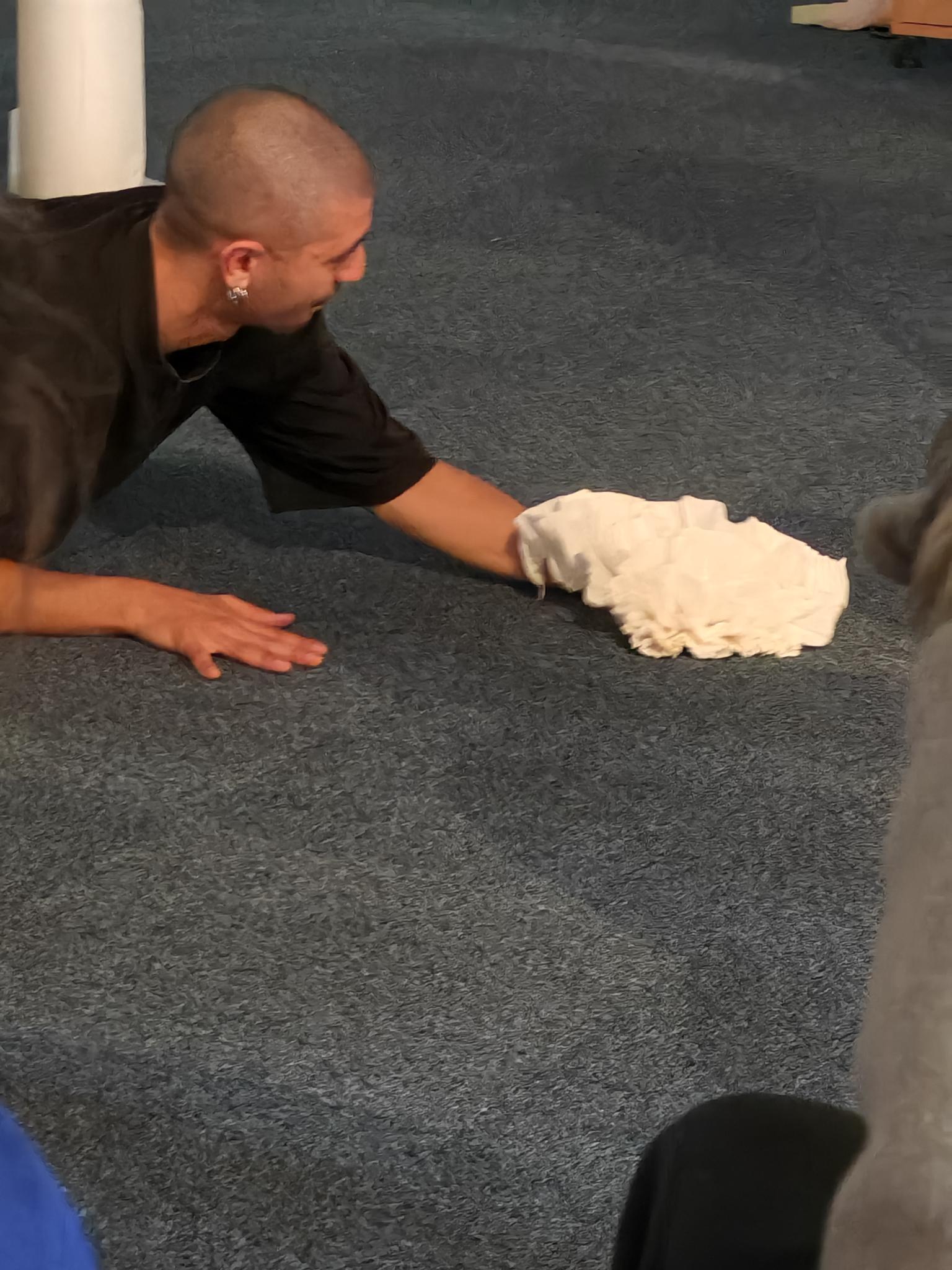 danseur avec papier de soie